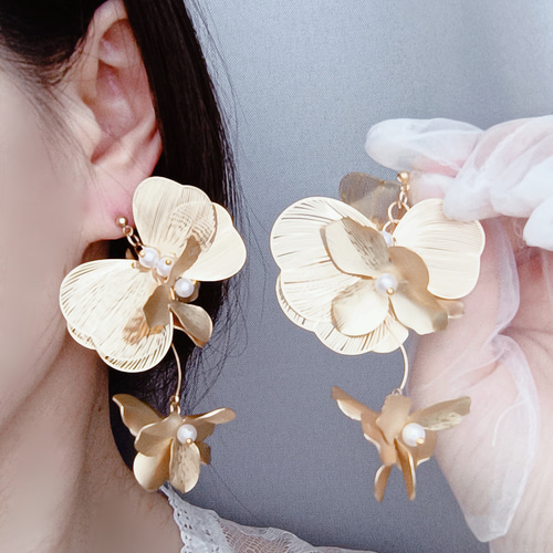 真鍮 揺れる ゴールド 大ぶり 花 ピアス イヤリング 結婚式