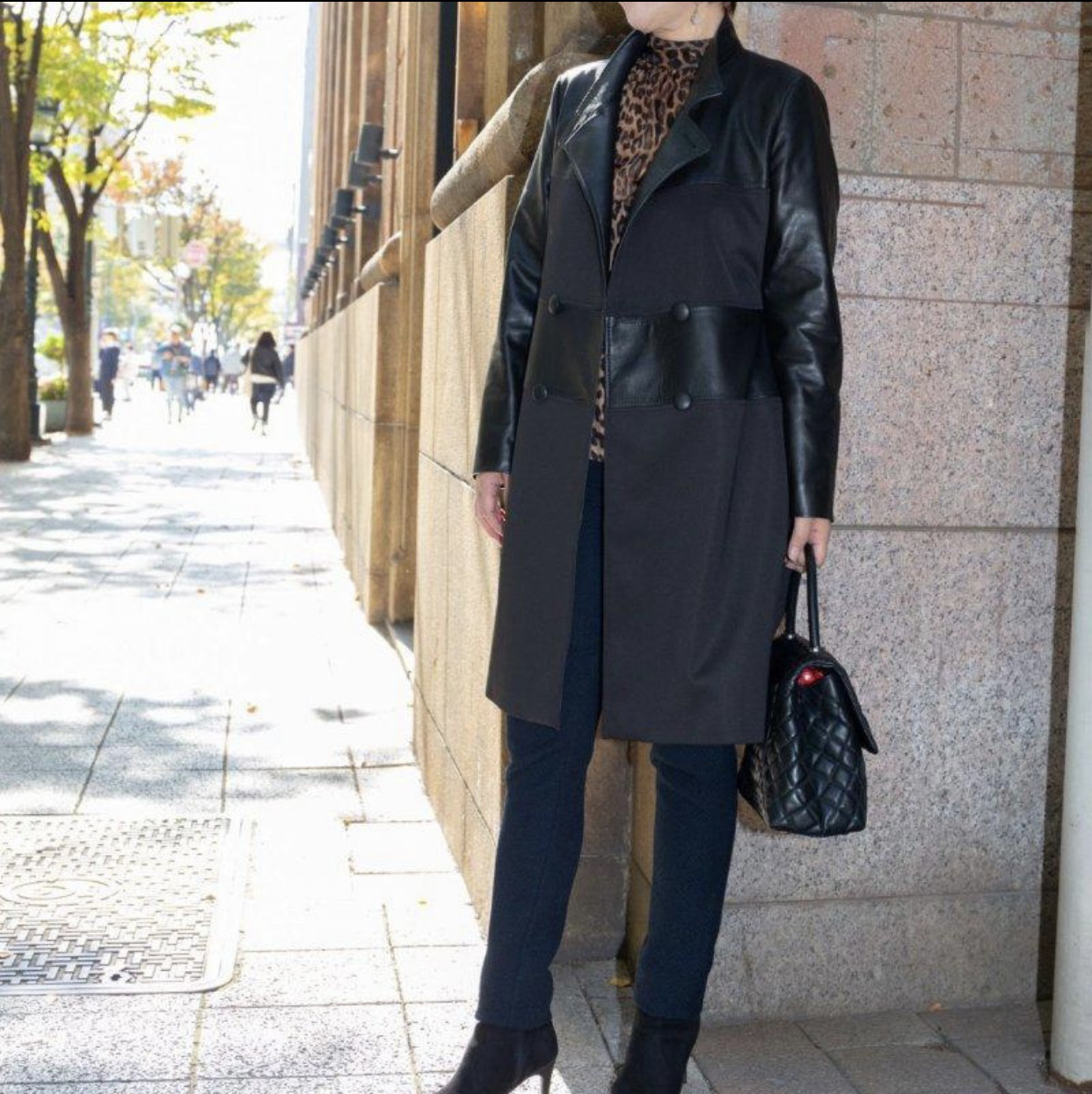 ダブルカラーで二つの表情を持つ羊革レザー×Dニットコンビレザーコート！