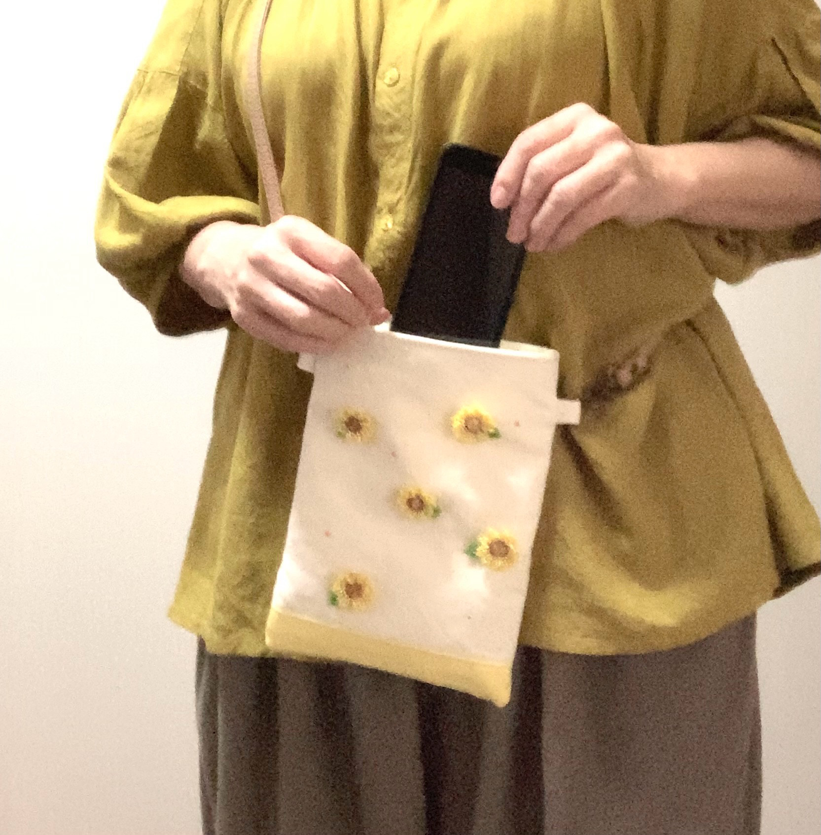 ひまわりのビーズ刺繍スマホショルダー