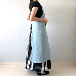 控えめVネック&流れるAラインシルエット。大人女子の愛されエプロン 13枚目の画像