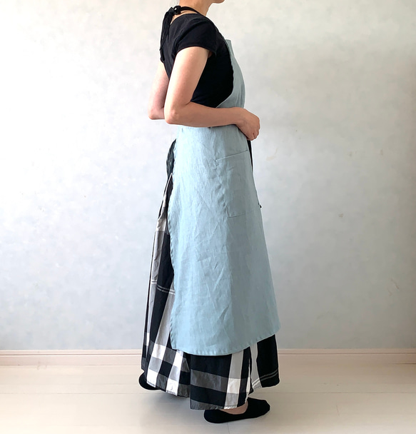控えめVネック&流れるAラインシルエット。大人女子の愛されエプロン 13枚目の画像