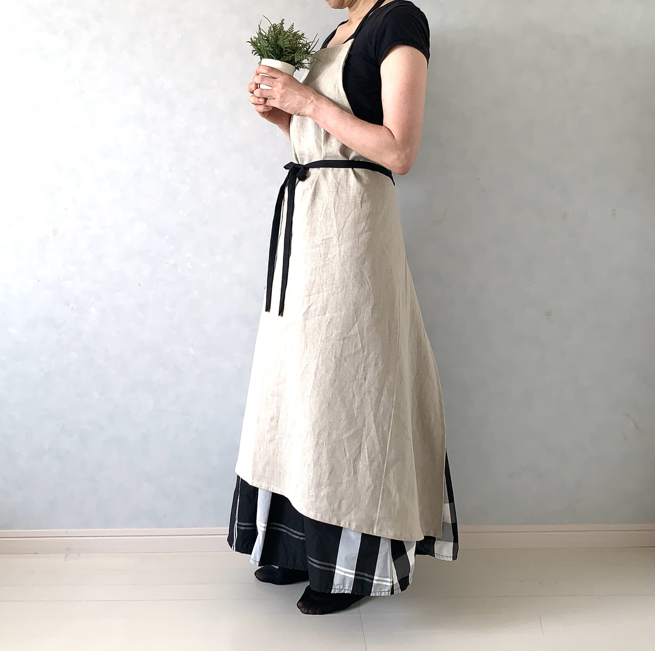 控えめVネック&流れるAラインシルエット。大人女子の愛されエプロン