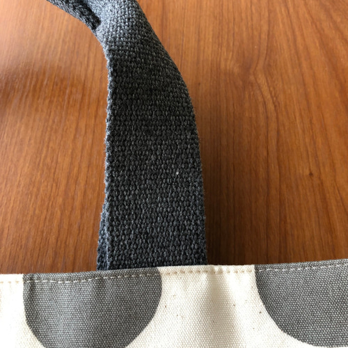 トートバッグ（グレーのドット柄）☆モフモフチャーム付き トート