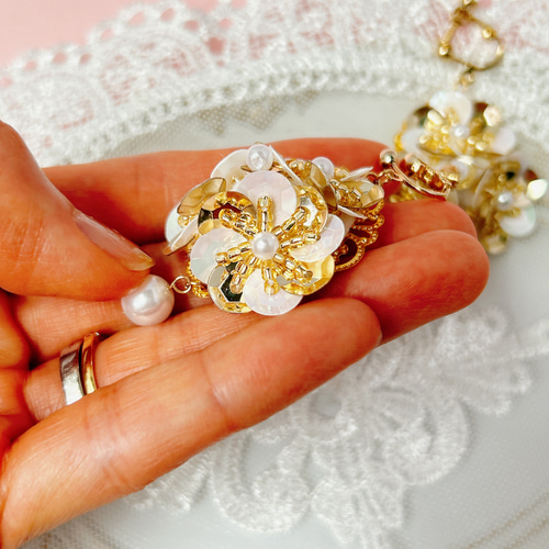 大ぶり イヤリング（ホワイト×ゴールド） イヤリング