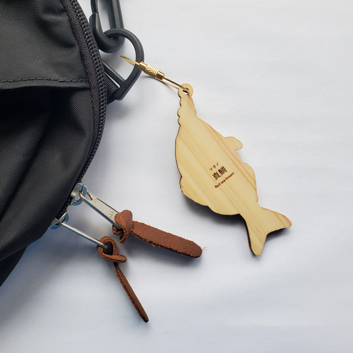 ヒノキ薫るマダイのウッドキーホルダー】高知県産檜 魚 真鯛 タイラバ