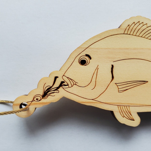 ヒノキ薫るマダイのウッドキーホルダー】高知県産檜 魚 真鯛 タイラバ