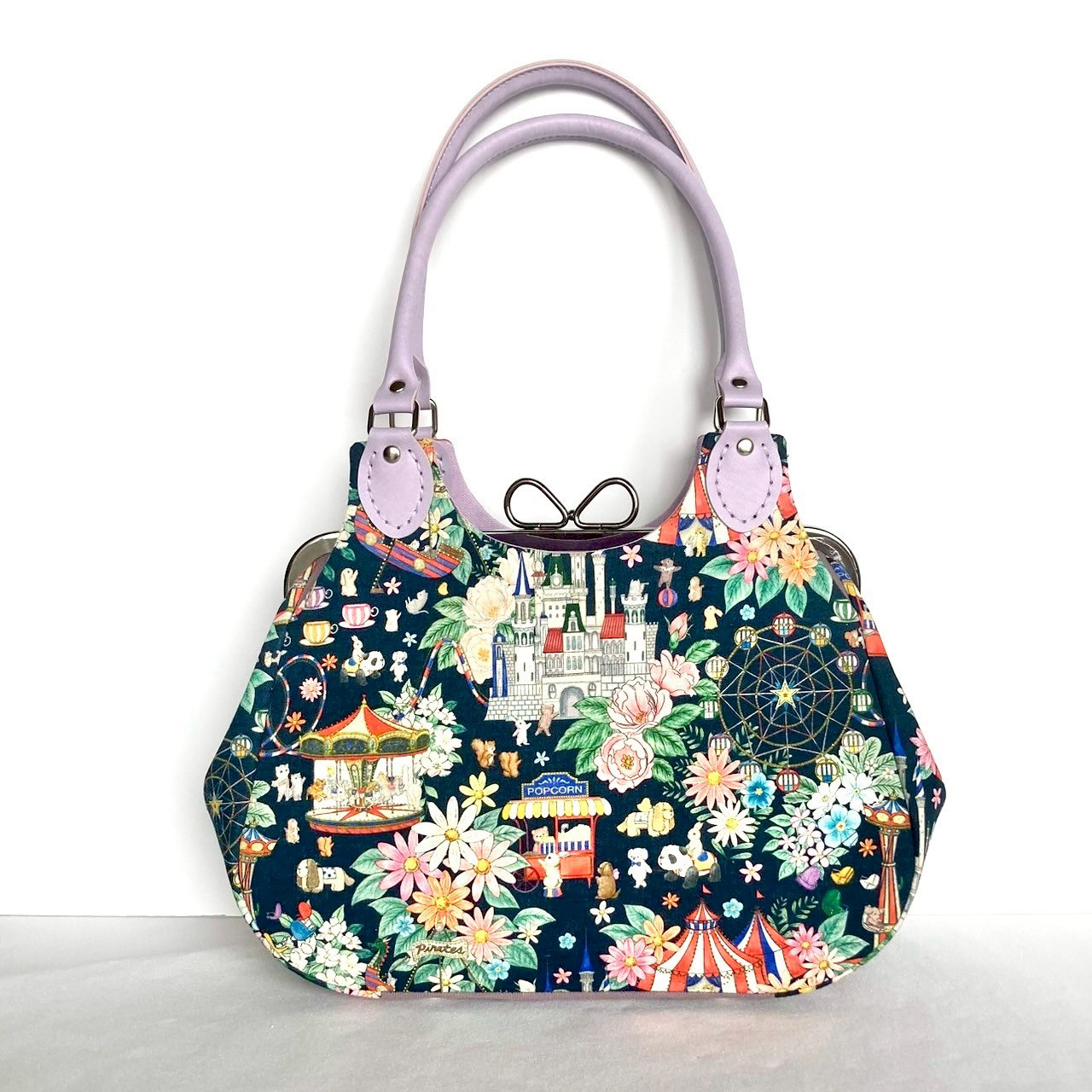 ハンドメイド☆あおりがま口バッグ☆ばら柄 あおりがま口バッグ＊デコレーションパーク＊紺 ハンドバッグ