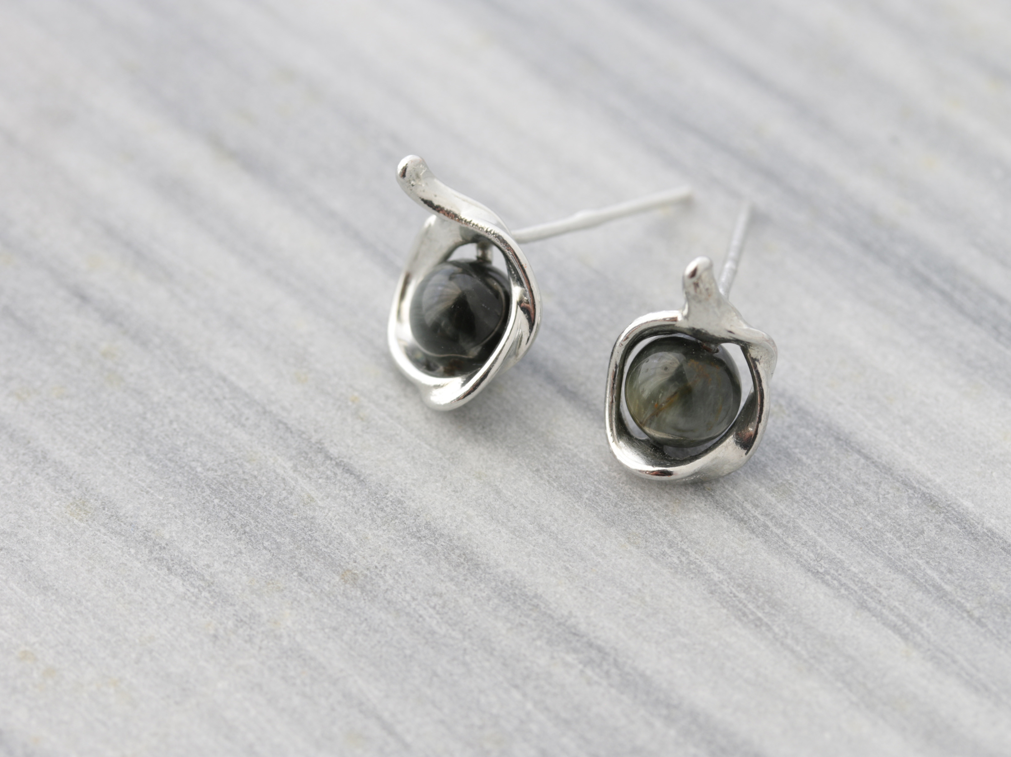 錫(すず)と天然石のピアス　イーグルアイ　普段使い　ユニセックス