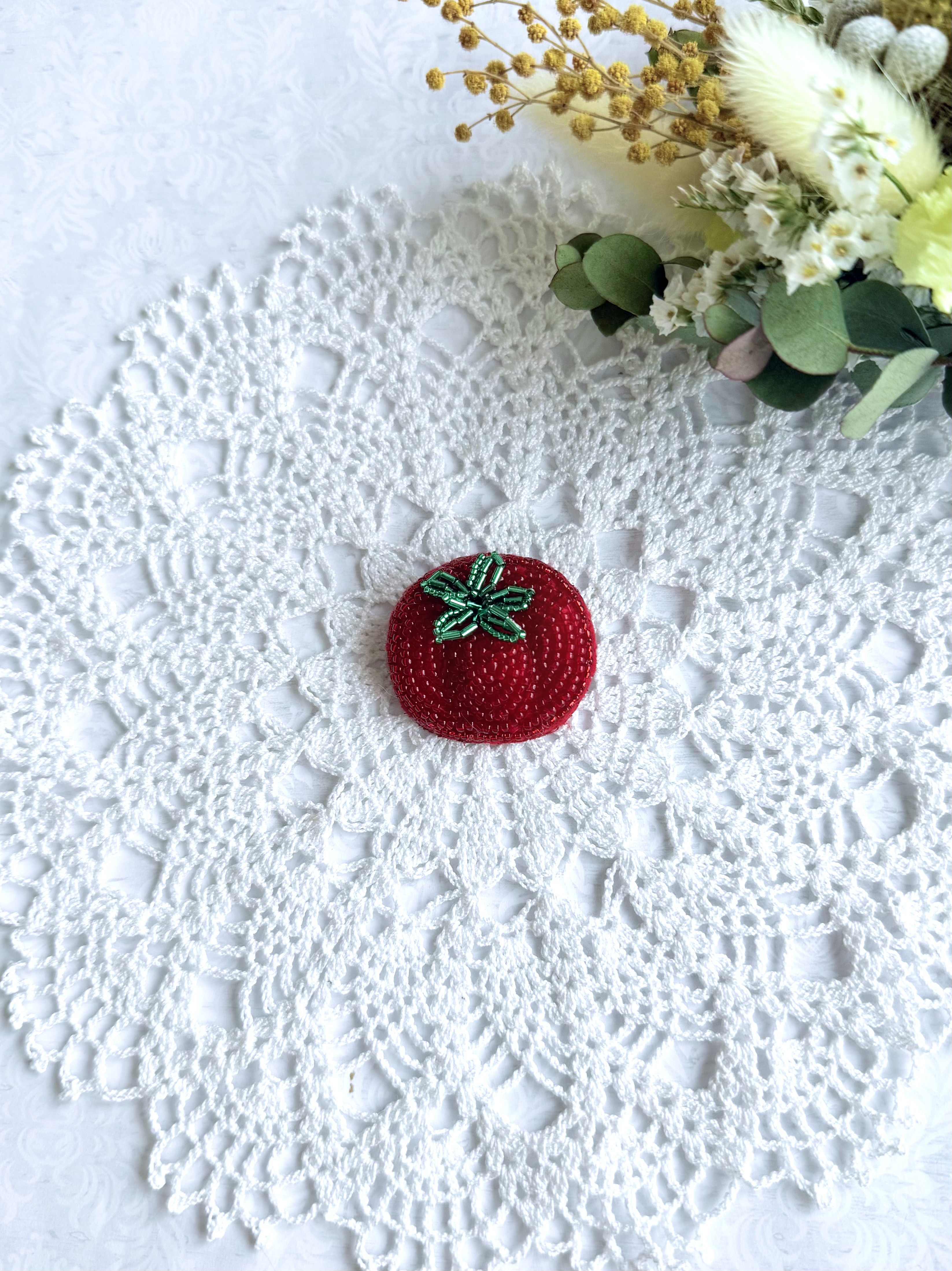 rui様コメント制♡ハンドメイド♡ファークリップ レジン ビーズ刺繍②ホワイト赤 ビーズ刺繍のブローチ・トマト ブローチ Little Plum 通販 18025245