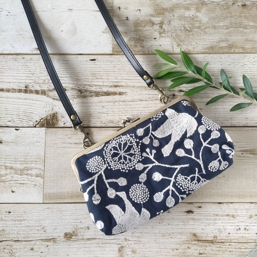 春を歌う鳥のがま口ポーチ　手刺繍ハンドメイド 手刺繍のがま口『鳥と草花』財布・ポーチ【受注生産】 | iichi