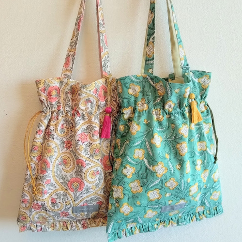 ブロックプリントのA4サイズ巾着バッグ 控えめフリル タッセル