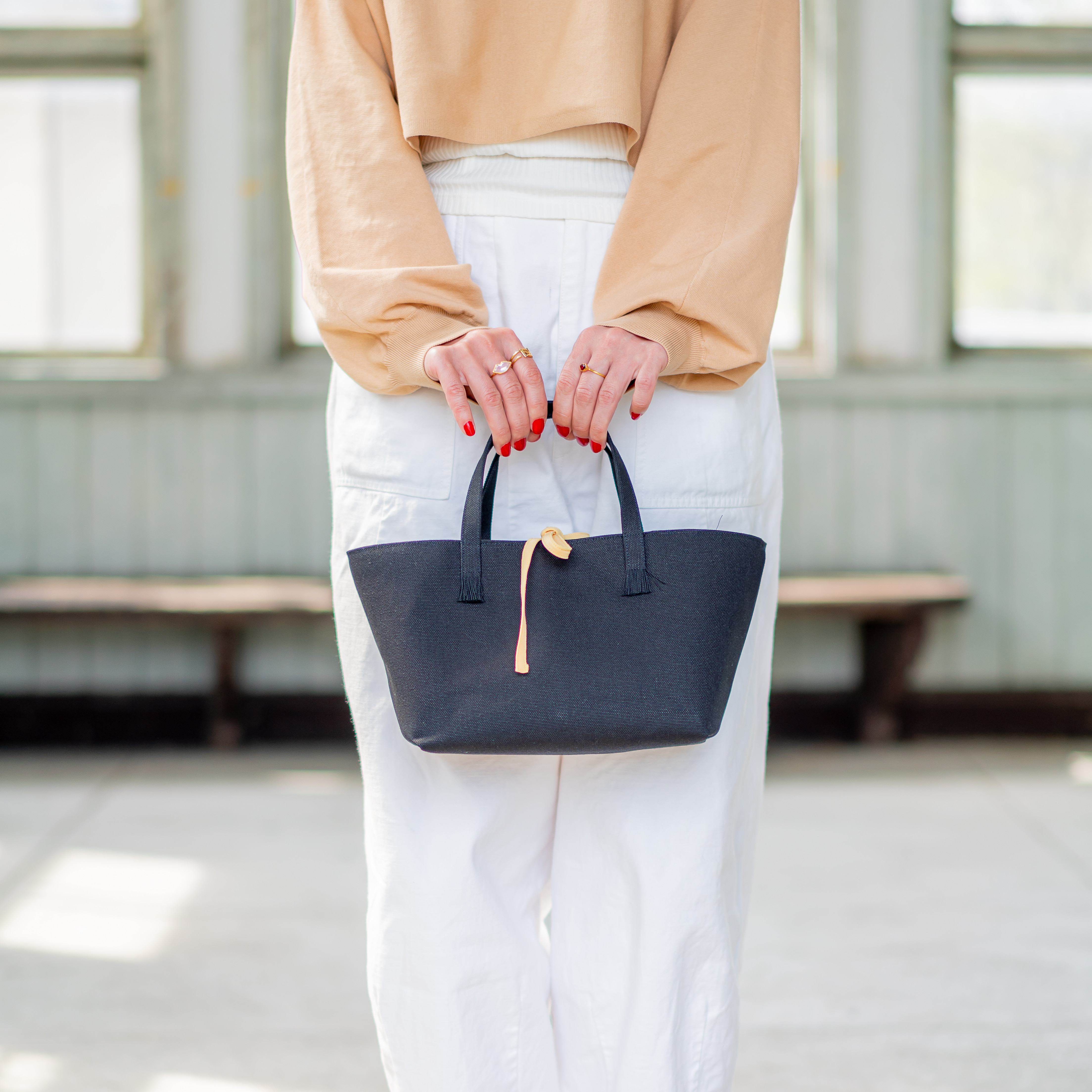 揺れるリボンが可愛い♡ インナーポケット付き フリンジ 帆布 トートバッグ ブラック