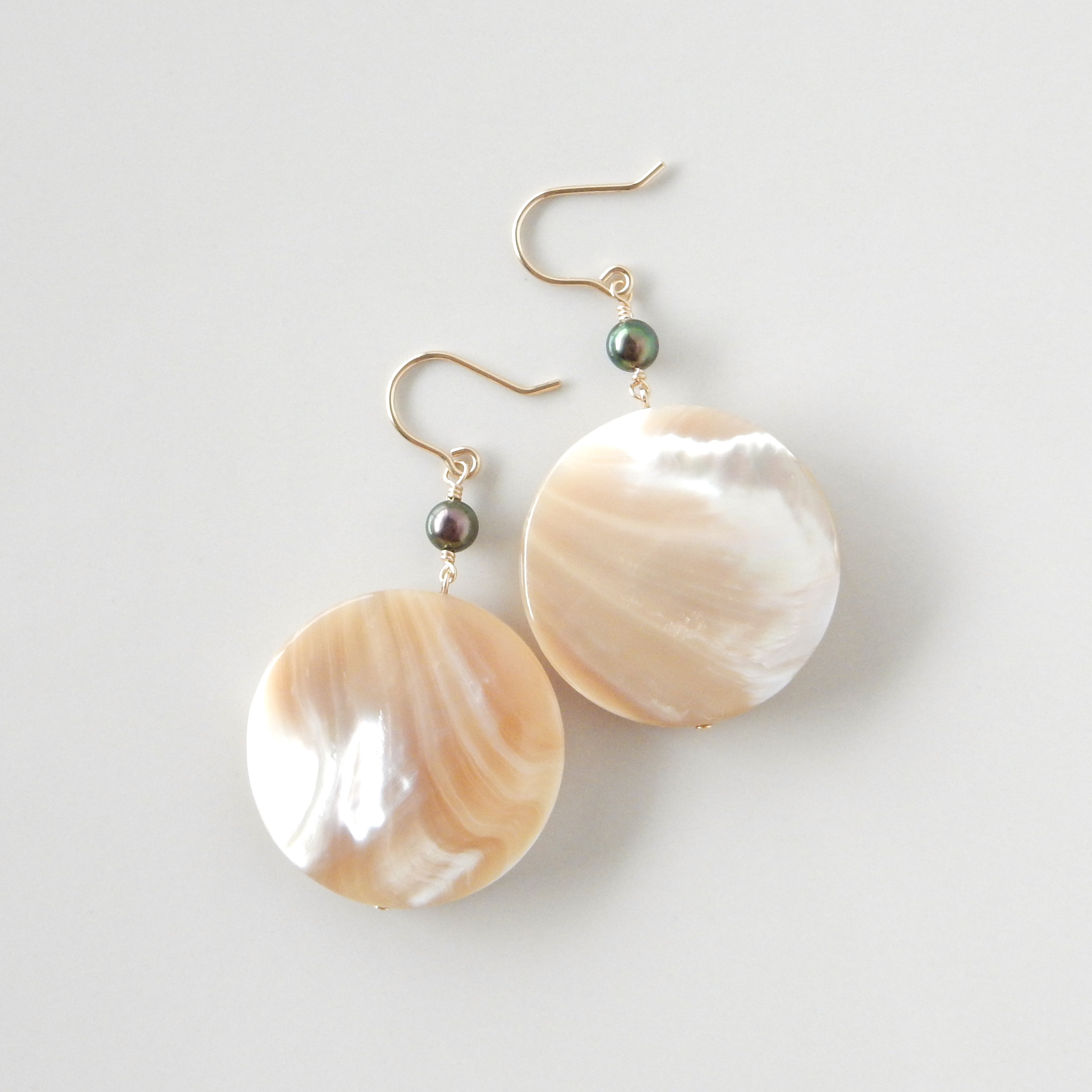 ブラウンシェル・アコヤパールピアス/イヤリング（ラウンド）14kgf【1556】