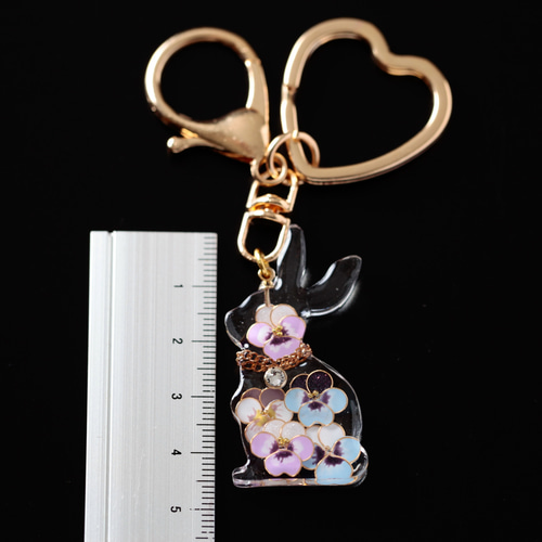 藍様おまとめ。レジン ブローチ キーホルダー うさぎ チャーム