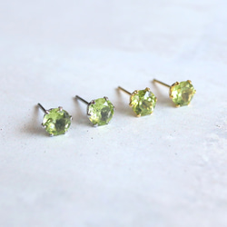 ☆大人気☆8月誕生石【アリゾナ産 大粒ペリドット AAA 6mm】つけっぱなしOK 錆びないサージカルステンレス ピアス 6枚目の画像