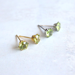 ☆大人気☆8月誕生石【アリゾナ産 大粒ペリドット AAA 6mm】つけっぱなしOK 錆びないサージカルステンレス ピアス 5枚目の画像