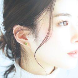 ☆大人気☆8月誕生石【アリゾナ産 大粒ペリドット AAA 6mm】つけっぱなしOK 錆びないサージカルステンレス ピアス 4枚目の画像