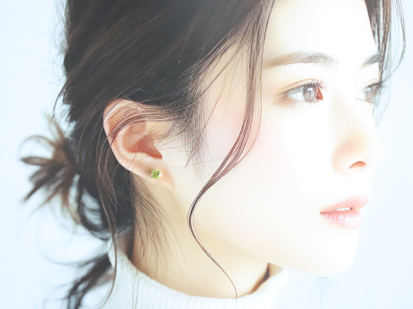 ☆大人気☆8月誕生石【アリゾナ産 大粒ペリドット AAA 6mm】つけっぱなしOK 錆びないサージカルステンレス ピアス 4枚目の画像