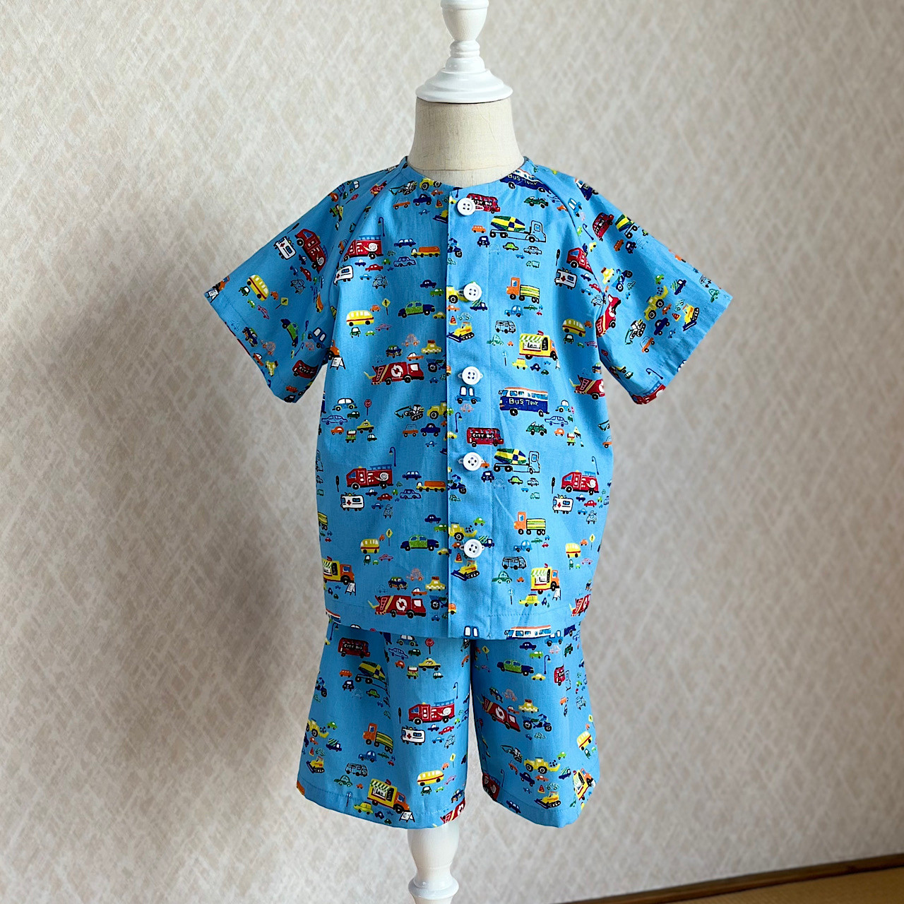 【可愛いキッズパジャマ⭐︎】100cm ＊ 男の子に人気の車柄 ＊ ボタンの練習になる♪ ＊ プレゼントにオススメ