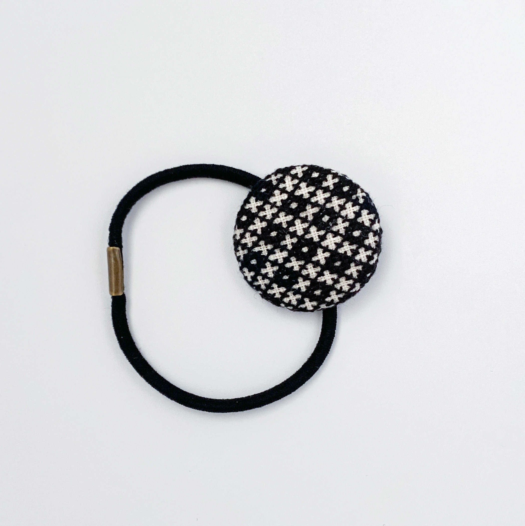 クラッシク柄のヘアゴム くるみボタンにクロスステッチ刺繍