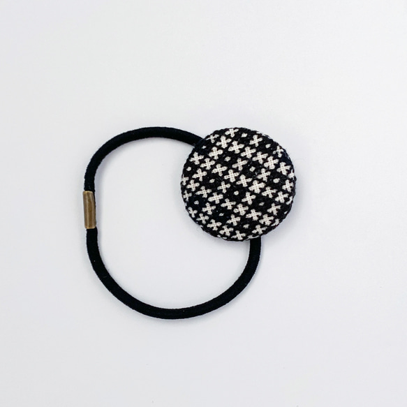 エメラルドグリーンハイビスカス☆手刺繍☆2.7センチくるみボタンヘアゴム2点 エメラルドグリーンハイビスカス☆手刺繍☆2.7センチくるみボタン