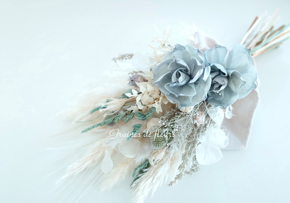 ウェディングブーケ　くすみブルーのスワッグブーケ　アーティフィシャルフラワー くすみブルーのブーケ＆スワッグ 白✕ブルーグレー ブーケ hananotane