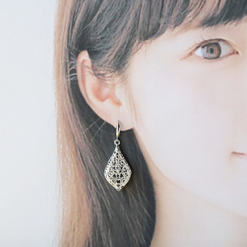 Arabesque 透かし模様の大ぶり雫ピアス｜18KGP｜ゴールド or