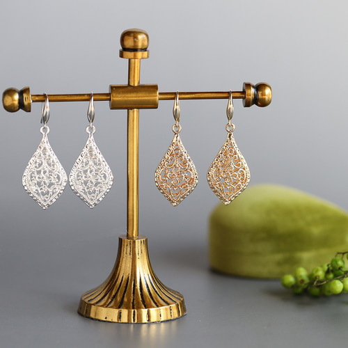 Arabesque 透かし模様の大ぶり雫ピアス｜18KGP｜ゴールド or