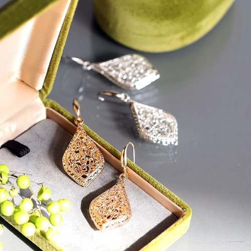 限定1✨大吉みくじのイヤリングorピアス✨ Arabesque 透かし模様の大ぶり雫ピアス｜18KGP｜ゴールド or