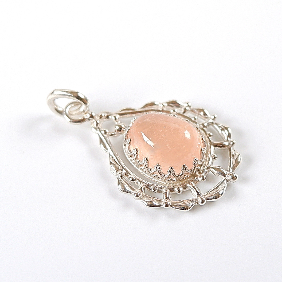 ～洗練された可愛らしさ～　モルガナイトのドロップレースペンダント　天然石アクセサリー　一点物