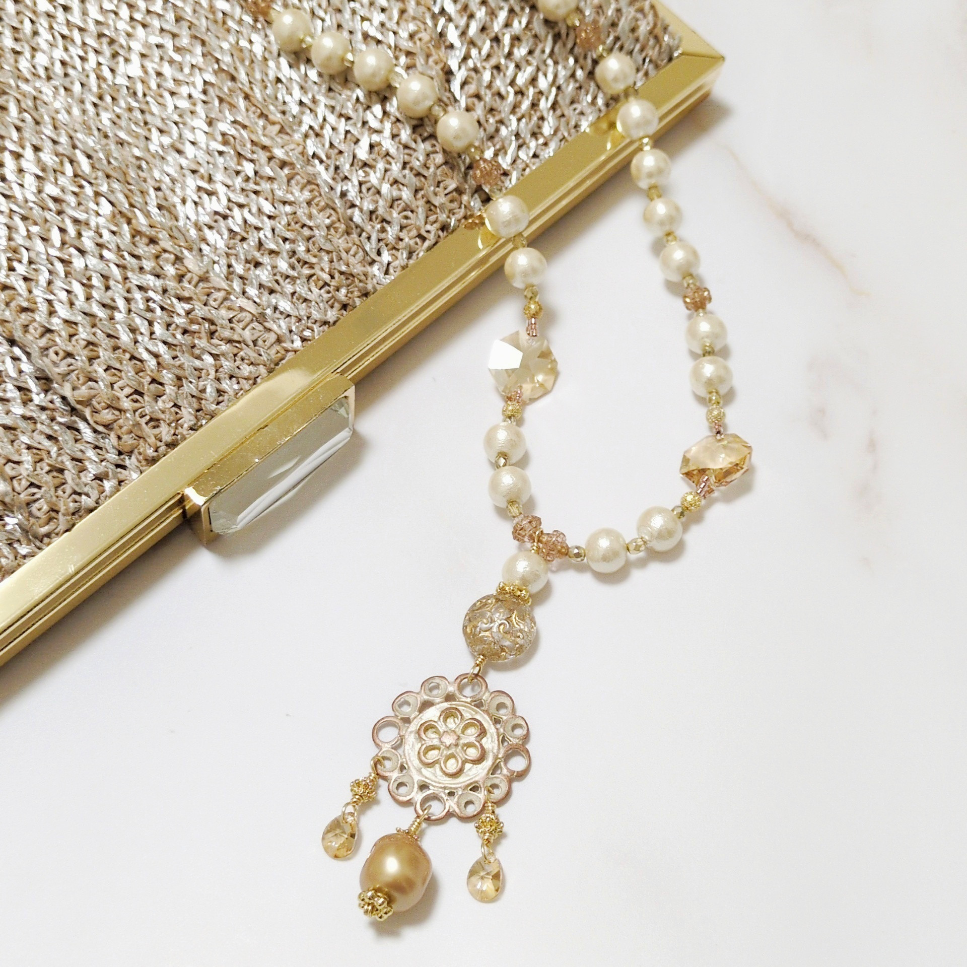 ☆コットンパール と スワロ のネックレス☆シンプルなセーターがお洒落に変身！　フォーマル　エレガント