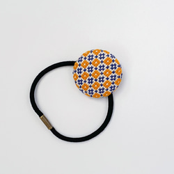 トレンドカラーのヘアゴム くるみボタンにクロスステッチ刺繍 ヘアゴム