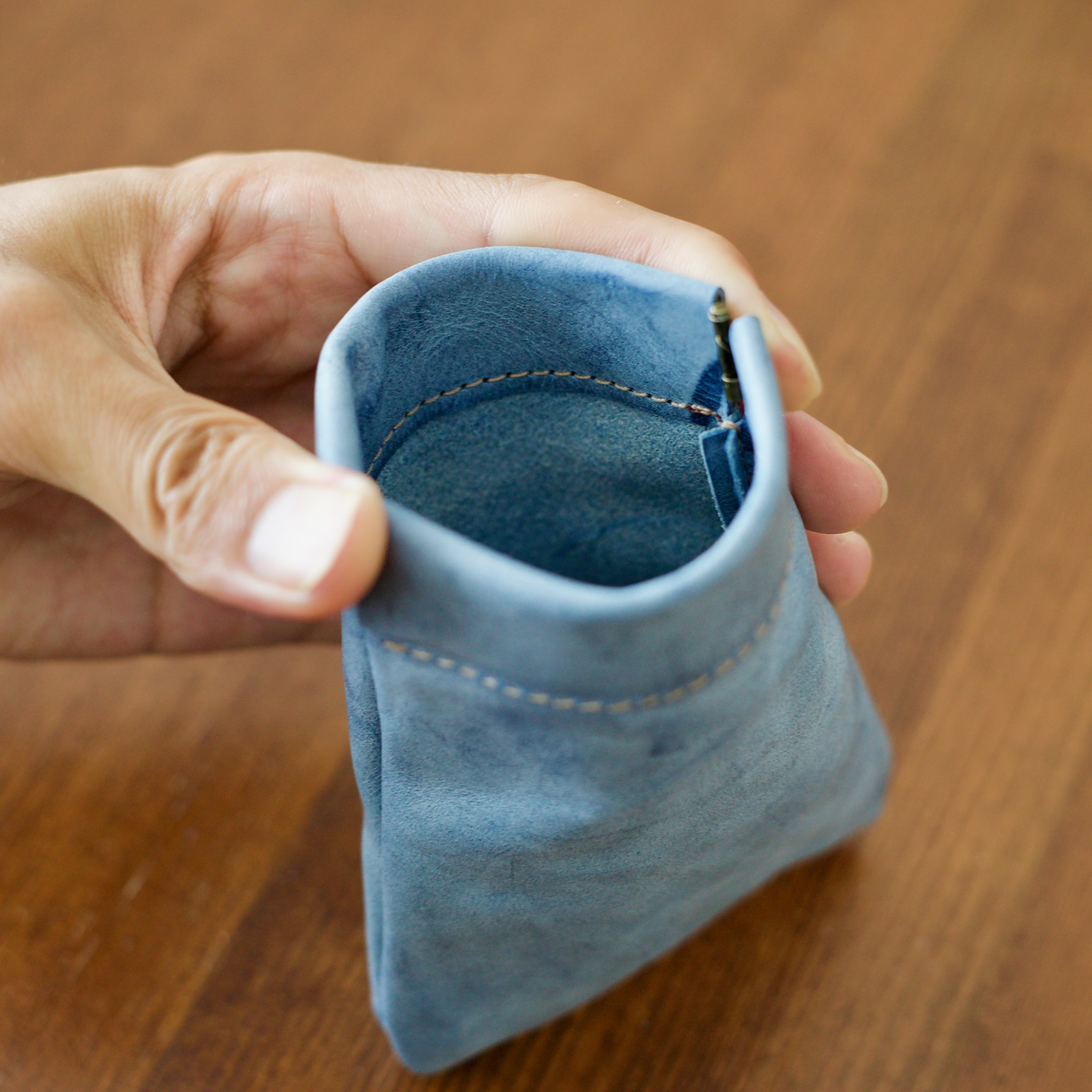 ワンプッシュでガバっと開く イタリアン本革ヌメ革コインケース ミニ財布　小銭入れ　爽やかなマリンブルー