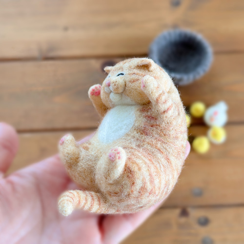 ヒヨコまみれの茶トラ猫さんの置物 羊毛フェルト Kirorin-mei 通販 
