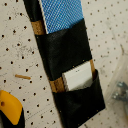 壁掛けレターラック 本革イタリアンレザーと真鍮と杉板の無骨な