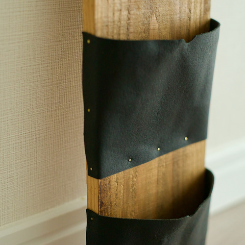 壁掛けレターラック 本革イタリアンレザーと真鍮と杉板の無骨な