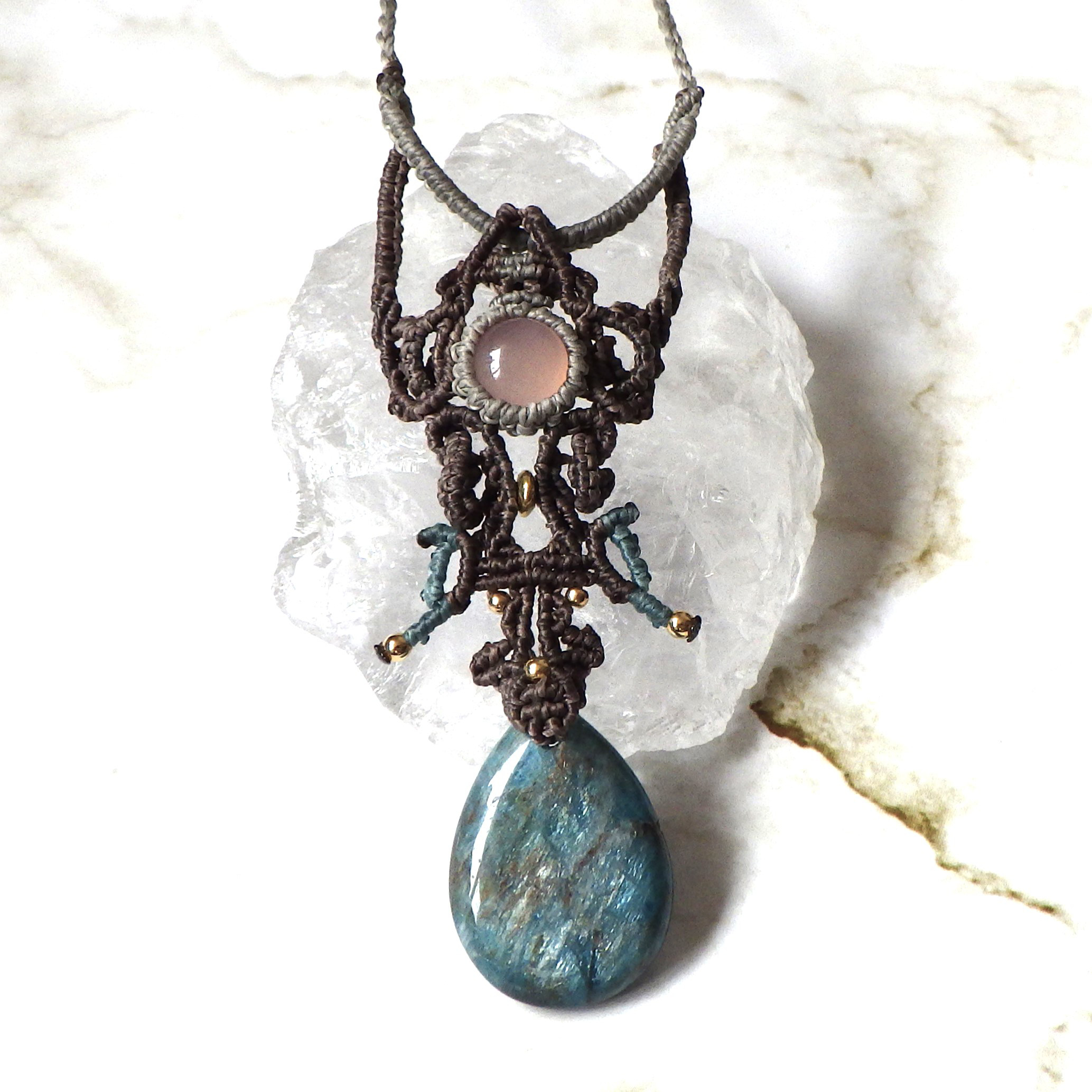 アパタイトドロップのマクラメネックレス