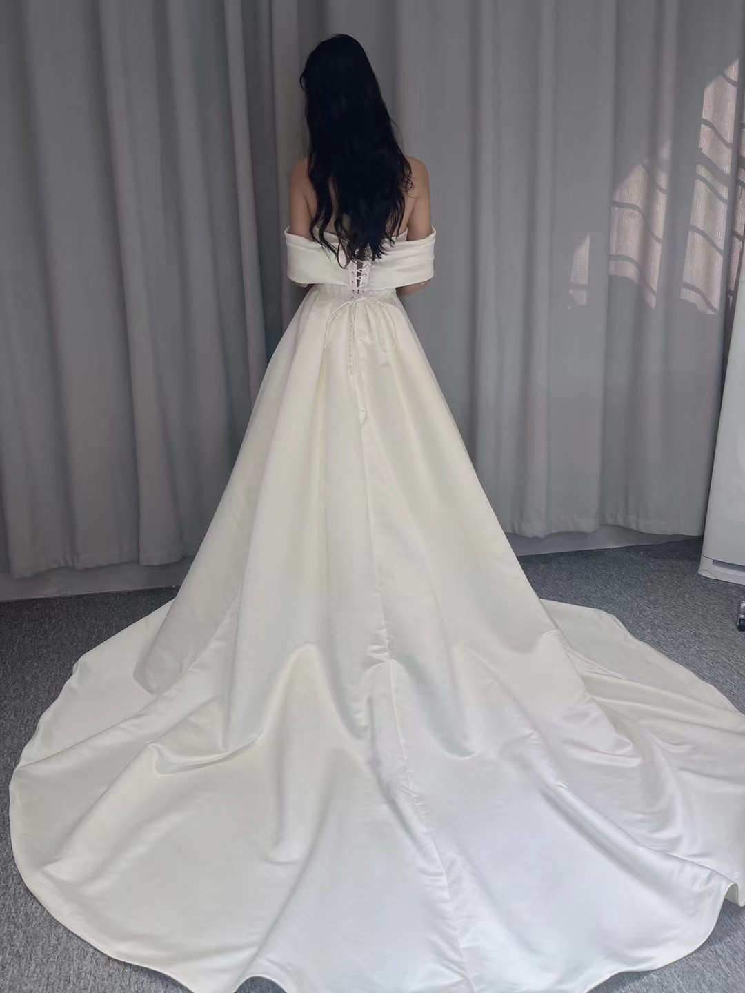 高品質！オフホワイト　シンプル　ロングトレーン　オーダー可能　オフショルダー　二の腕を隠せる　編み上げ　ウェディング花嫁