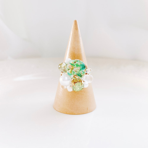 レジン イヤリング エメラルドグリーン カスミソウ ドライフラワー