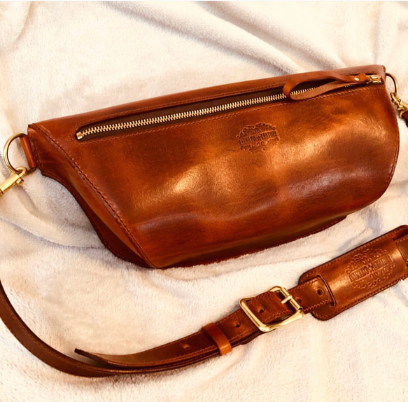 フルオーダー手彫りレザーポーチ