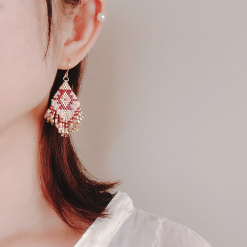 ホワイト＆レッドチェコビーズピアス、イヤリング 大人のチェコビーズ・ガラスの花と蕾ピアス1 | iichi 日々の暮らしを