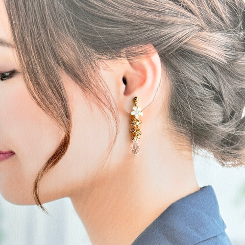 クリアカラー】白い花としずくのイヤリング（ピアス）／スワロフスキー