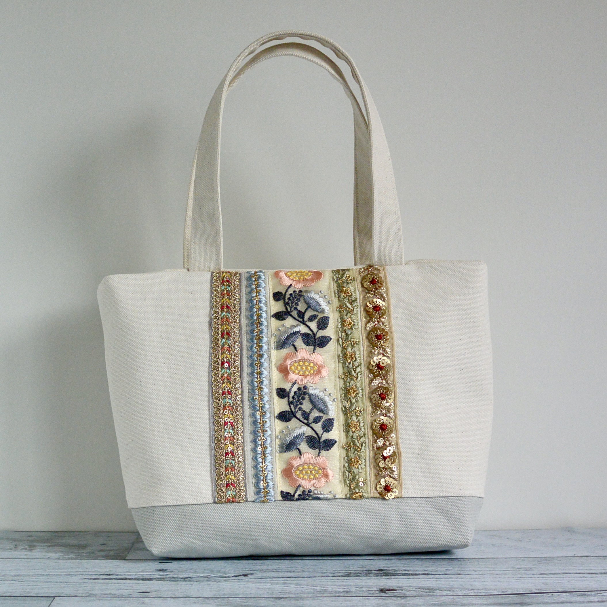 ピンクのぷにっとしたインド刺繍リボンのトートバッグ【Mサイズ】