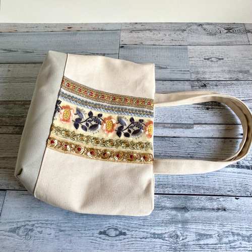 ピンクのぷにっとしたインド刺繍リボンのトートバッグ【Mサイズ