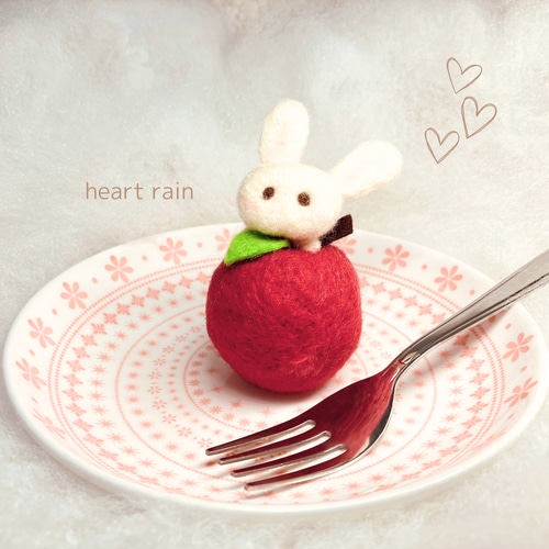 送料無料】ほっこりうさぎのマスコット（りんご） かわいい 羊毛