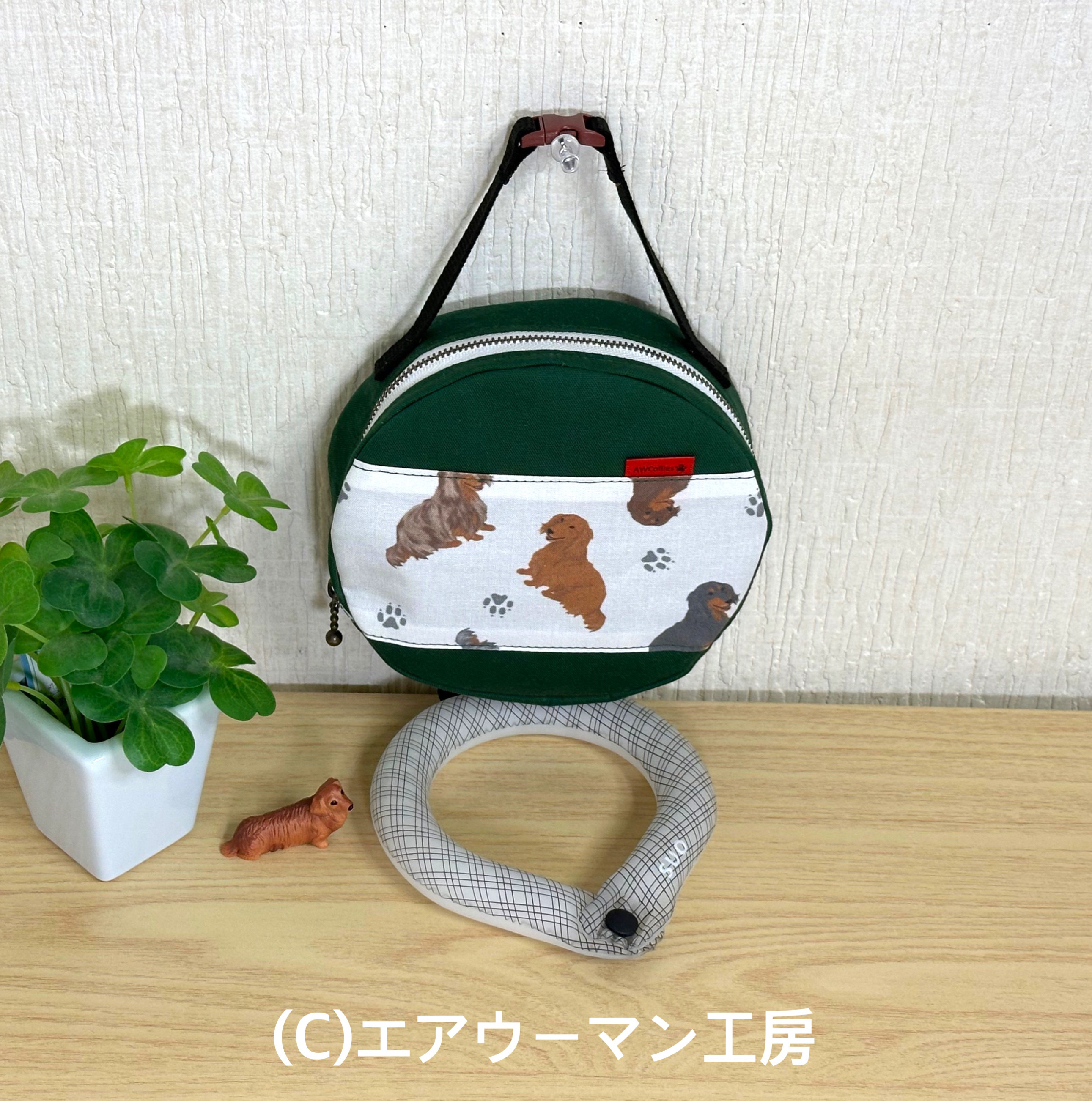 犬の日2024ミニチュアダックスフンドの輸入生地を使ったＭサイズのクールリング用バックル開閉の持ち手付き保冷バッグ