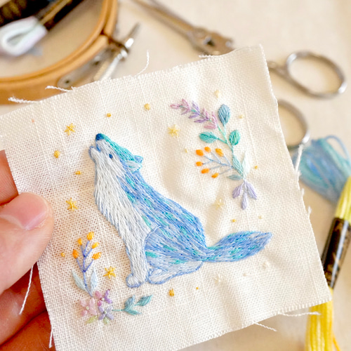 ハンドメイド 刺繍作品 額付き オーダー作品]遠吠えオオカミ額装刺繍飾り その他アート moha._.moha