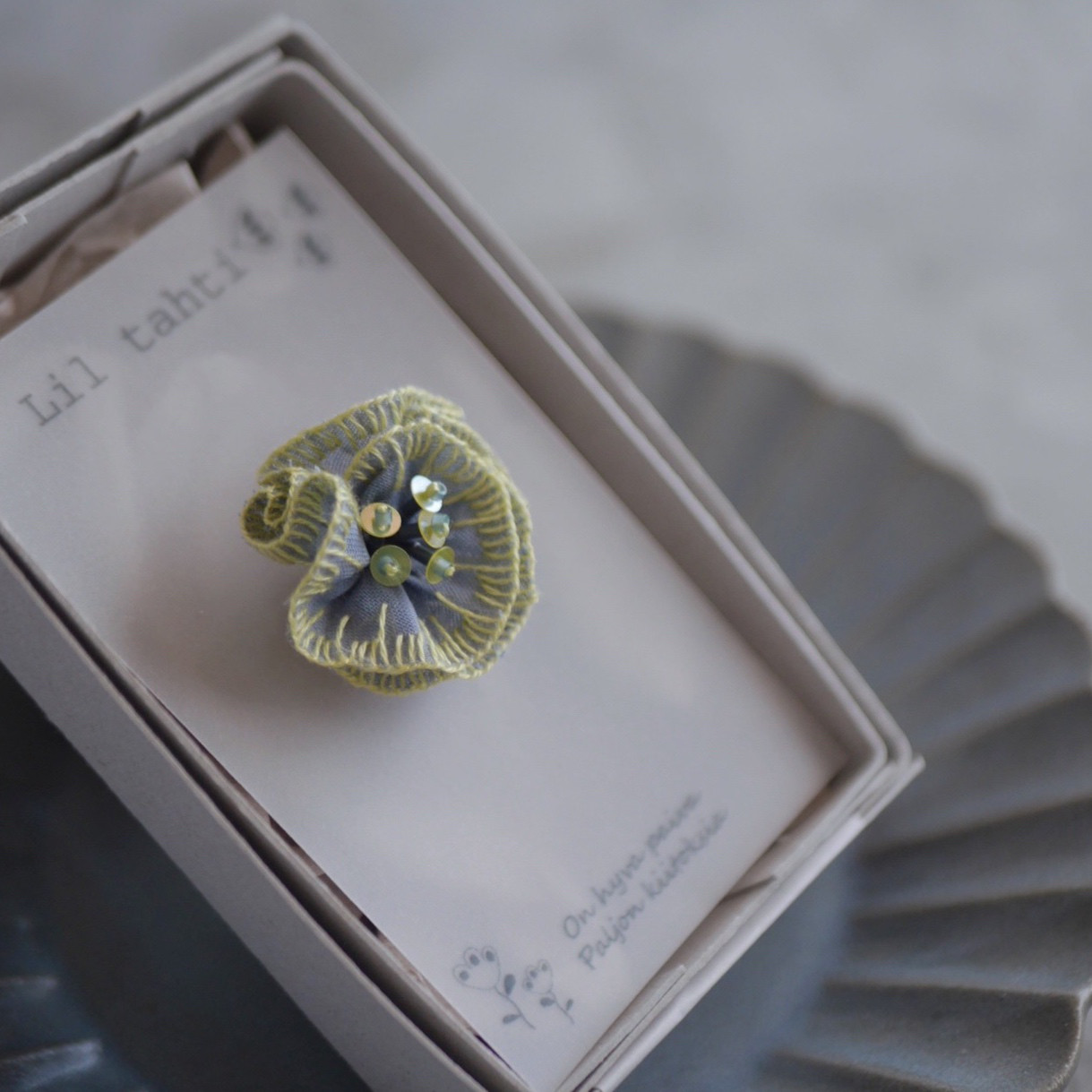 frill flower刺繍ピンブローチ(レモンイエロー)【受注制作】