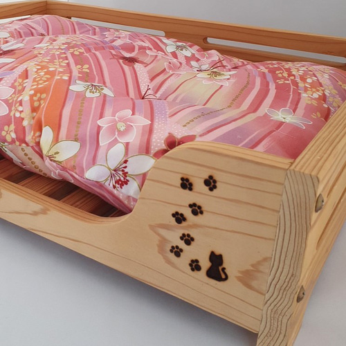 杉材で作りました猫用ベッド 敷布団付き 木製ペットベッド 天然木