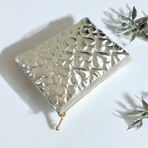 ミラーシルバー/ハート柄キルティング◇フラットポーチ・マルチポーチ  